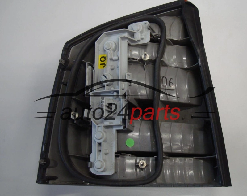 LAMPA TYLNA PRAWA OPEL VECTRA C SEDAN