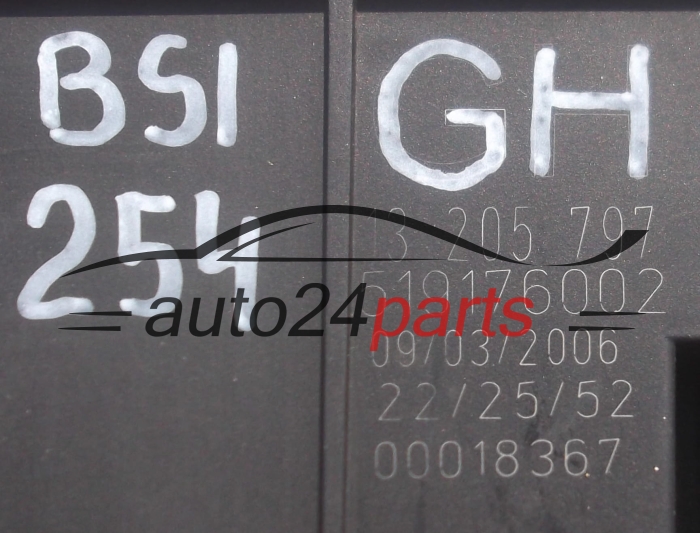 BOITE ELECTRIQUE A RELAIS ET FUSIBLE OPEL VECTRA C SIGNUM GM 13 205 797 GH, 13205797 GH, 13205797GH, 519176002