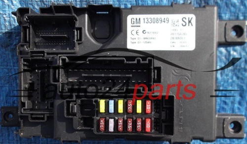 BOITE ELECTRIQUE A RELAIS ET FUSIBLE OPEL CORSA D 13308949 SK, 401154765, 28189301, INDEX 01