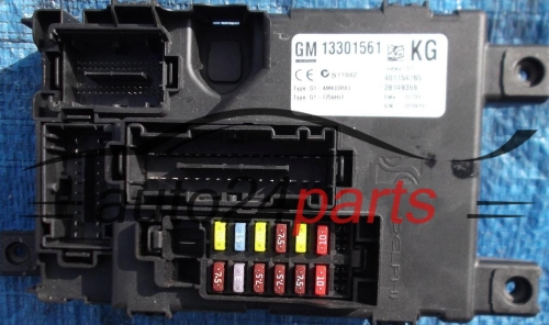 BOITE ELECTRIQUE A RELAIS ET FUSIBLE OPEL CORSA D 13301561 KG, 401154265, 28149369, INDEX 01 